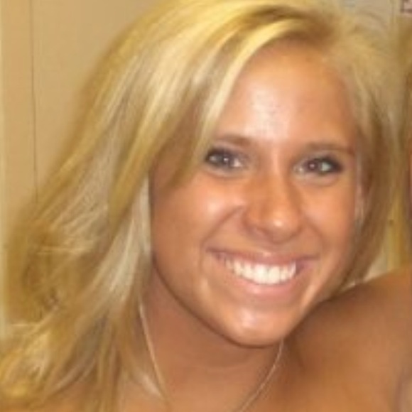 Profile Picture of Elizabeth Reinhold (@erein26) on Poshmark