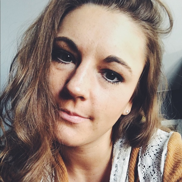 Adeline Konold - Poshmark Profile Picture of Adeline Konold (@addieraek) on Poshmark