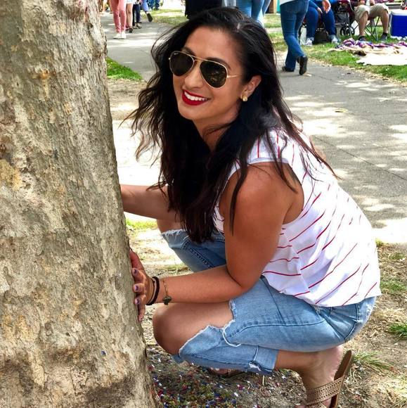 Profile Picture of Danielle Daniska (@dan_iellemarie) on Poshmark