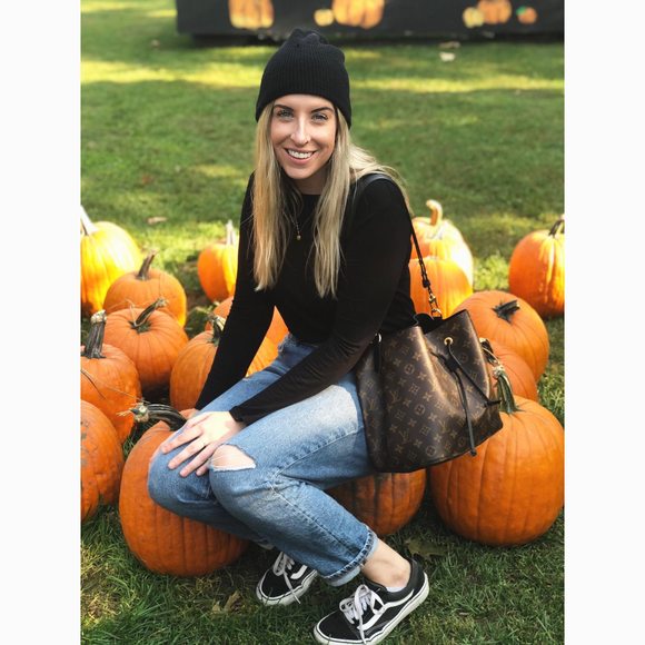 Profile Picture of Maddie Becotte (@madelyn_becotte) on Poshmark