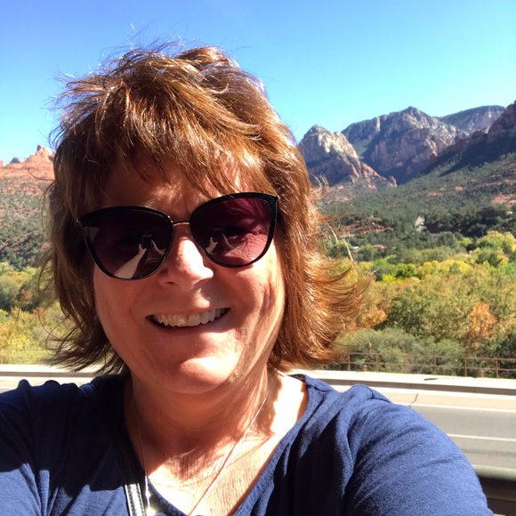 Profile Picture of Leanne Shoemaker (@leanneshoe) on Poshmark