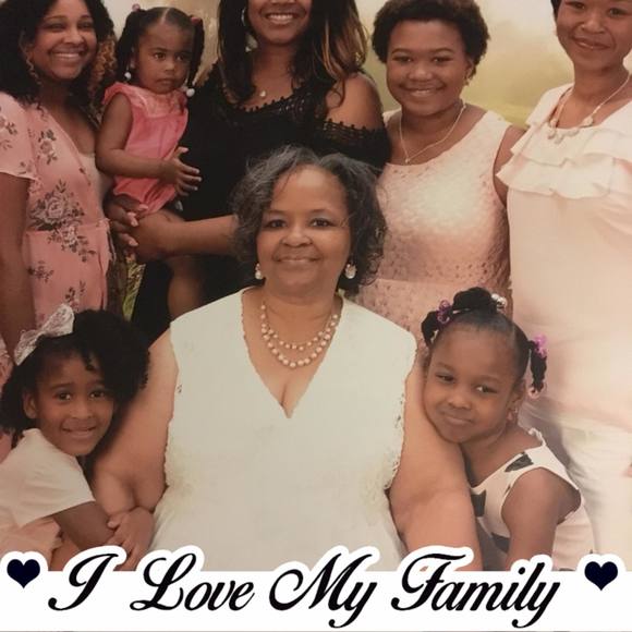 Profile Picture of Deborah Minor (@deborahminor) on Poshmark