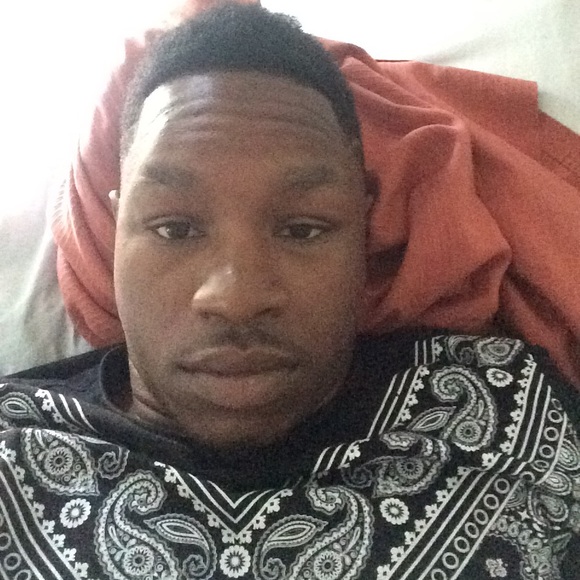 Profile Picture of Reyshad Barclift (@reyshadb926) on Poshmark