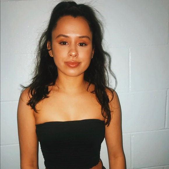 Profile Picture of Luiza Barros (@_luiza429) on Poshmark