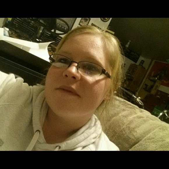 Profile Picture of Lisa Thiel (@lisasue33) on Poshmark