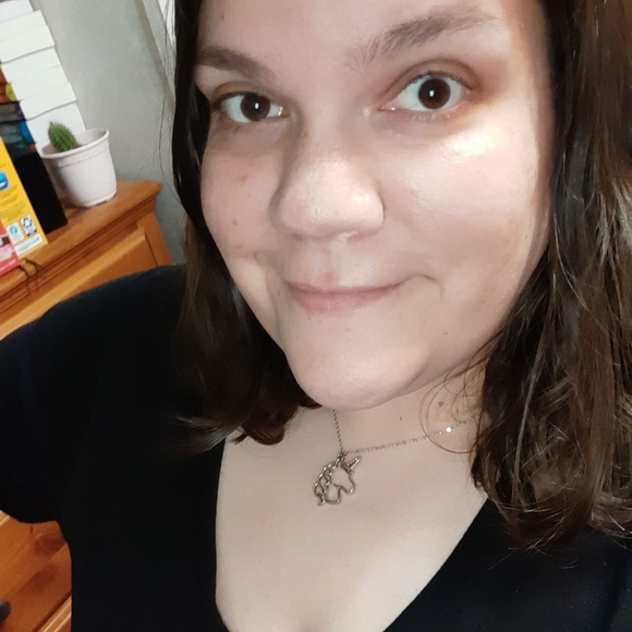 Profile Picture of Alicia Apthorpe (@alirose1385) on Poshmark