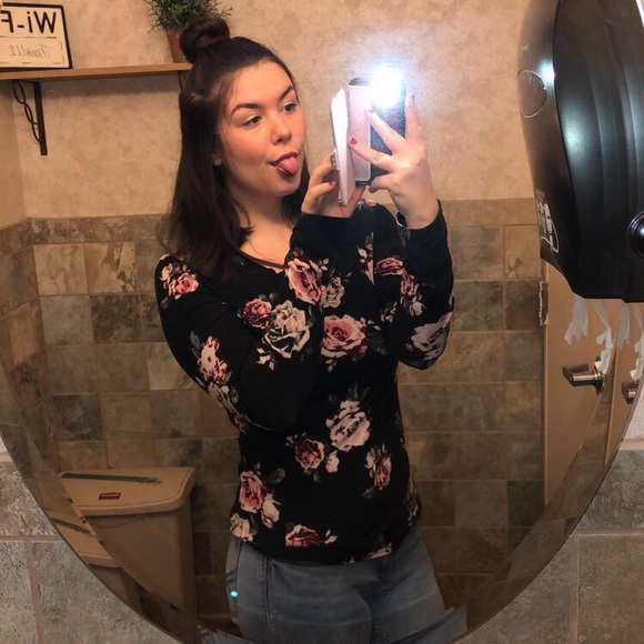 Profile Picture of Emily Boedicker (@emilymicheleb) on Poshmark