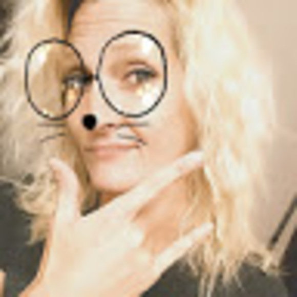 Profile Picture of April Bray (@april2018bray) on Poshmark
