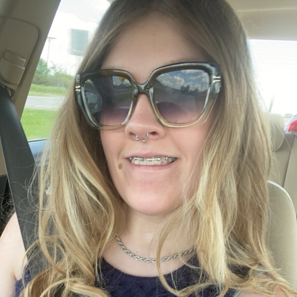 Profile Picture of Emma Swearinger (@swearingeremma) on Poshmark