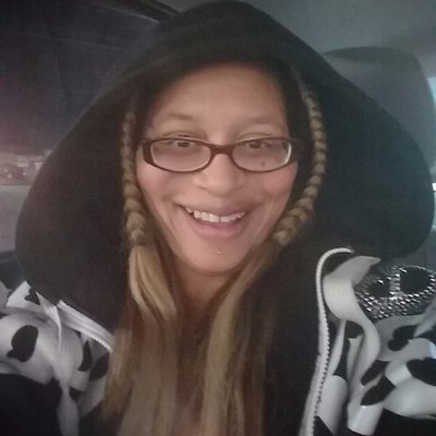 Profile Picture of Michelle Kerns (@Chelliepooh_77) on Twitter