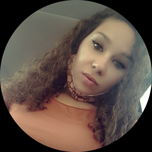 Profile Picture of Amanda Scroggins (@amarie105) on Poshmark