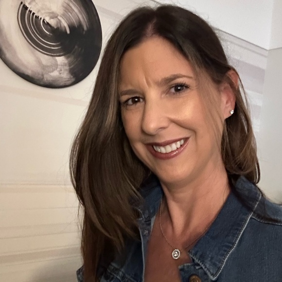 Profile Picture of Suzanne Alberts (@suzieq10680) on Poshmark