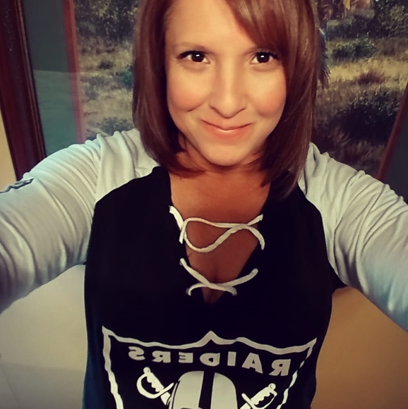 Profile Picture of Jodi Crow (@mnjmcrow) on Poshmark