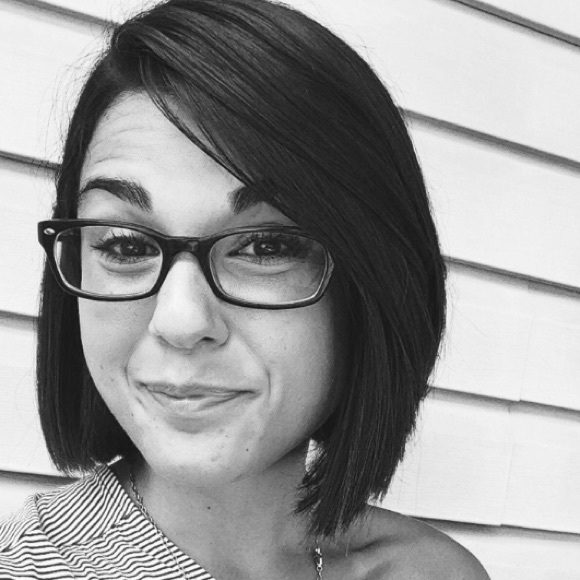 Profile Picture of Holly Cutshaw (@hcutshaw) on Poshmark