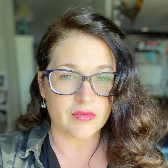 Profile Picture of Leah Joyce (@leahjoycedesign) on Poshmark