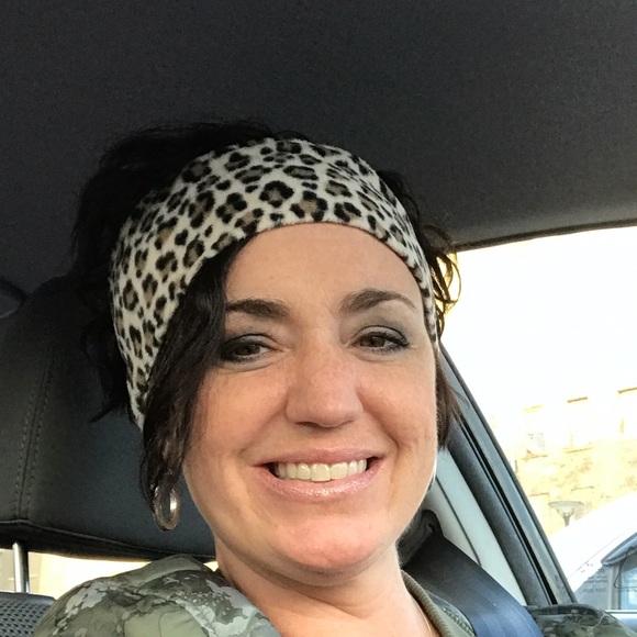 Profile Picture of Angela Lockart (@angelalockart) on Poshmark