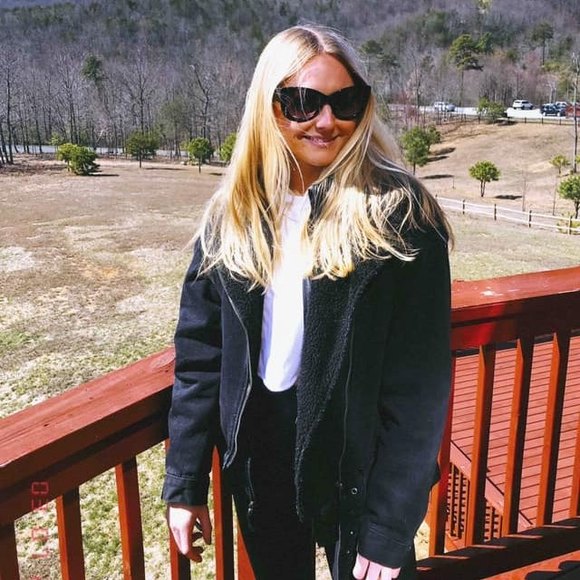 Profile Picture of Eva Dailey (@daileyec) on Poshmark
