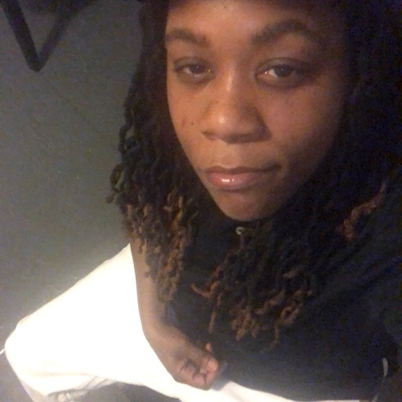 Profile Picture of Christina Hooks (@christinahooks) on Poshmark