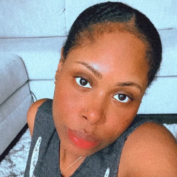 Profile Picture of Eva Beswick (@evadiania) on Poshmark