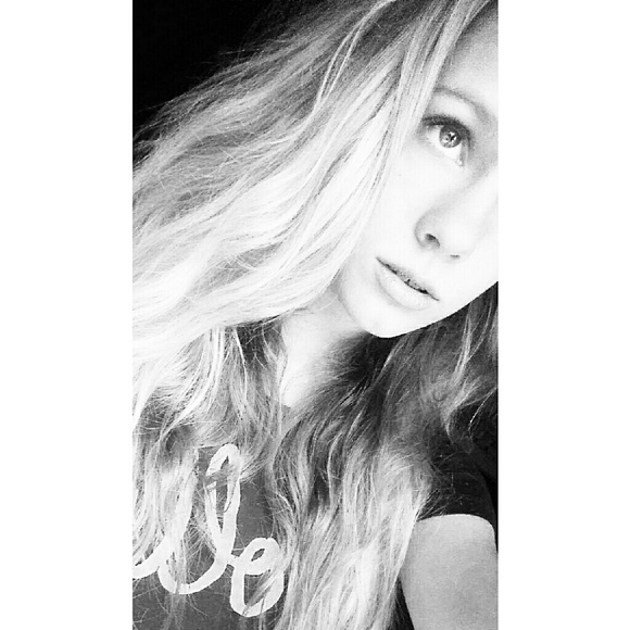 Profile Picture of Zoe Moertl (@zmoertl16) on Poshmark