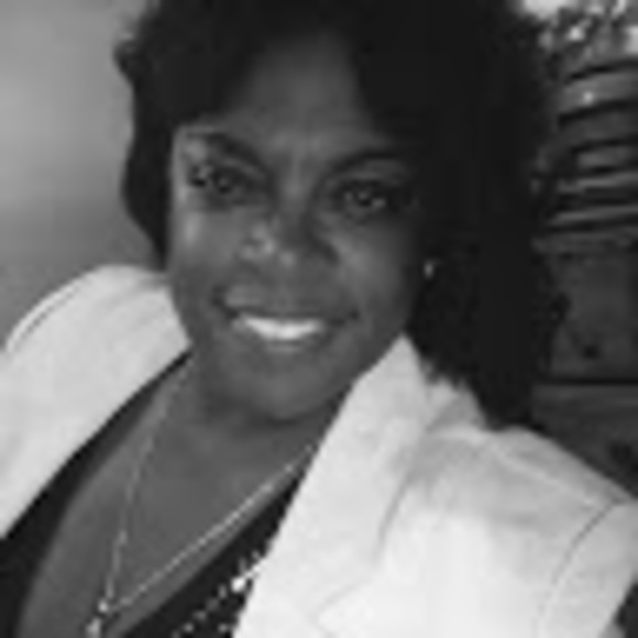 Profile Picture of Crystal Cauley (@crystal_cauley) on Poshmark