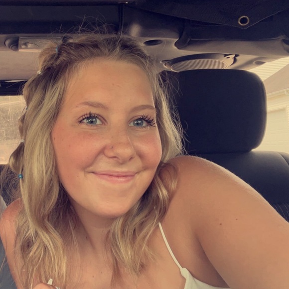 Profile Picture of Haylee Catton (@hayleecatton) on Poshmark