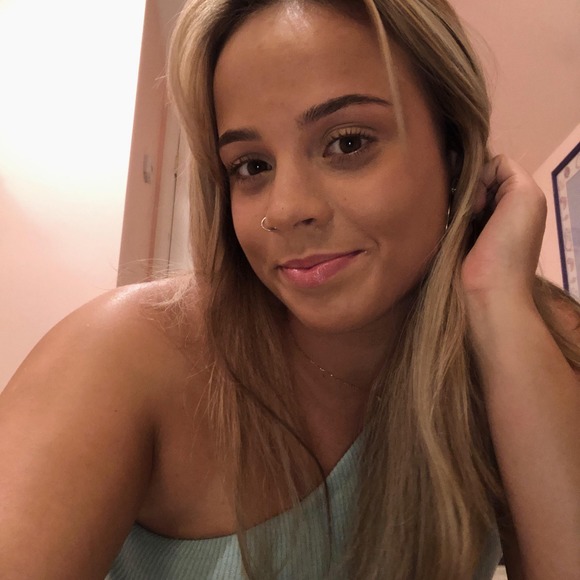 Profile Picture of Madison Camelo (@madisoncamelo) on Poshmark