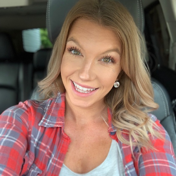 Profile Picture of Keitha Quigley (@keithaloveslulu) on Poshmark