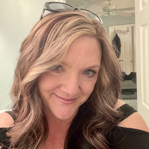 Profile Picture of Robin Caruana (@hotelgal) on Poshmark