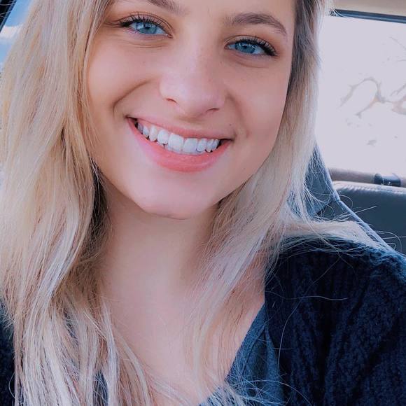 Profile Picture of Brooke Beetz (@beetz99) on Poshmark