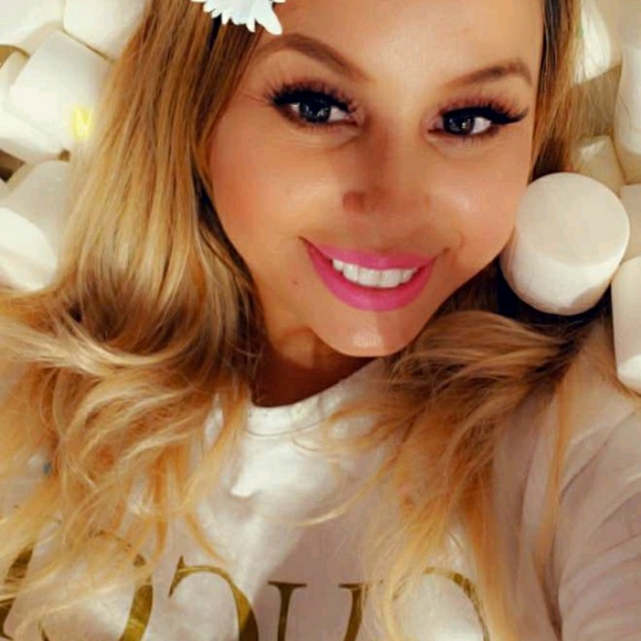Profile Picture of Vee Vee (@veevee75) on Poshmark