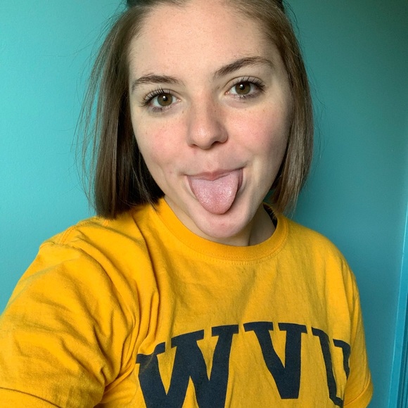 Profile Picture of Lilly Ganoe (@lillyganoe) on Poshmark