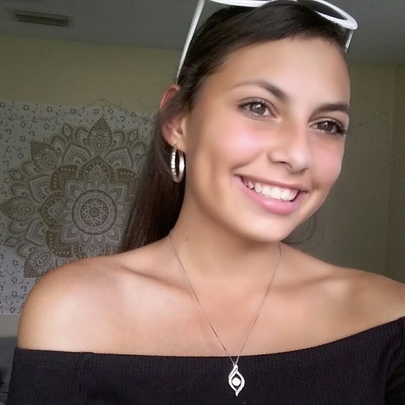 Profile Picture of Kaelana Peever (@kaelanapeever) on Poshmark