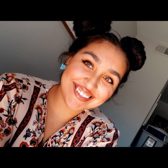 Profile Picture of Asdzaan Huenemann (@asdzaan) on Poshmark