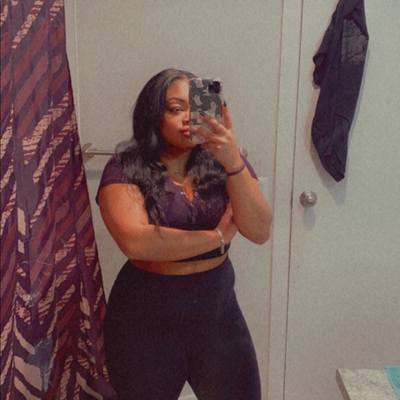 Profile Picture of Raysana Powers (@raysanapowers) on Poshmark