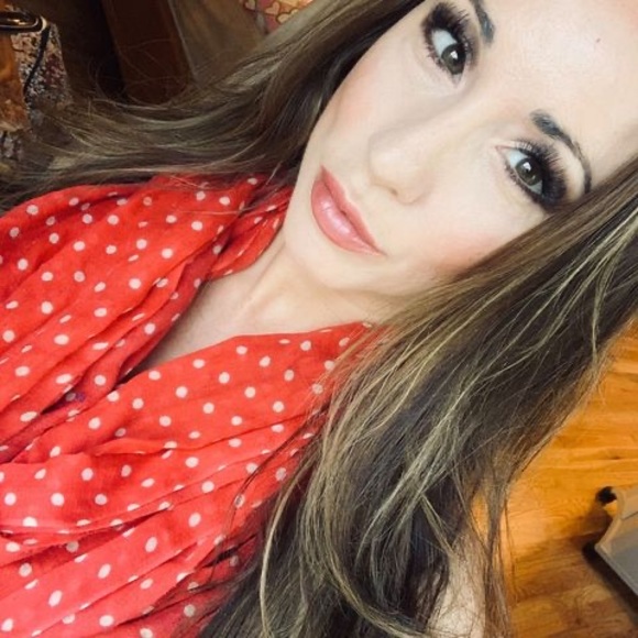 Profile Picture of Laura Vanbelle (@lauravanbelle) on Poshmark