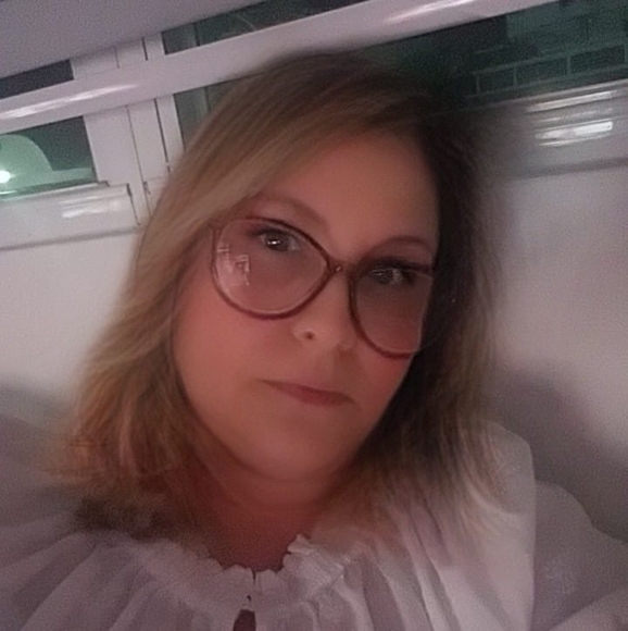 Profile Picture of Lorna Rivera (@lomrivera) on Poshmark