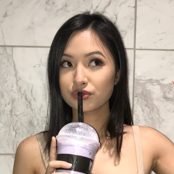 Profile Picture of Amy Trinh (@amytrxnh) on Poshmark