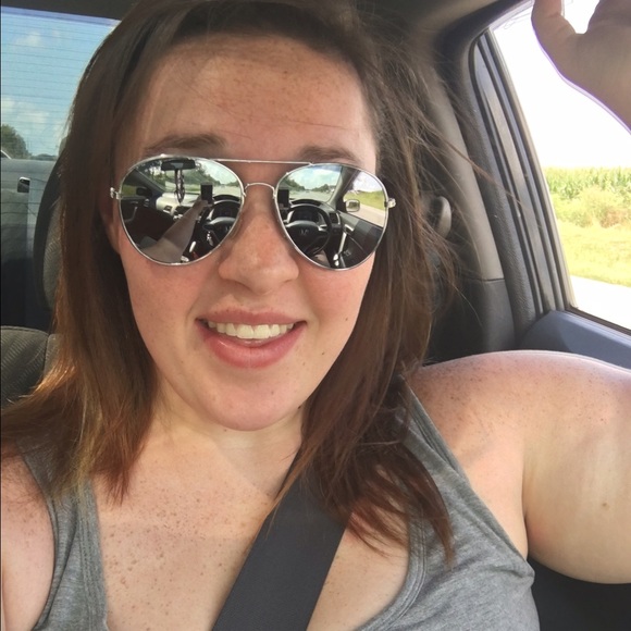 Profile Picture of Logan Bledsoe (@loganlashell) on Poshmark