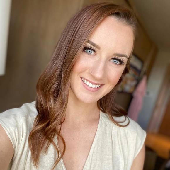 Profile Picture of Amanda Hays (@amandaaaron9) on Poshmark