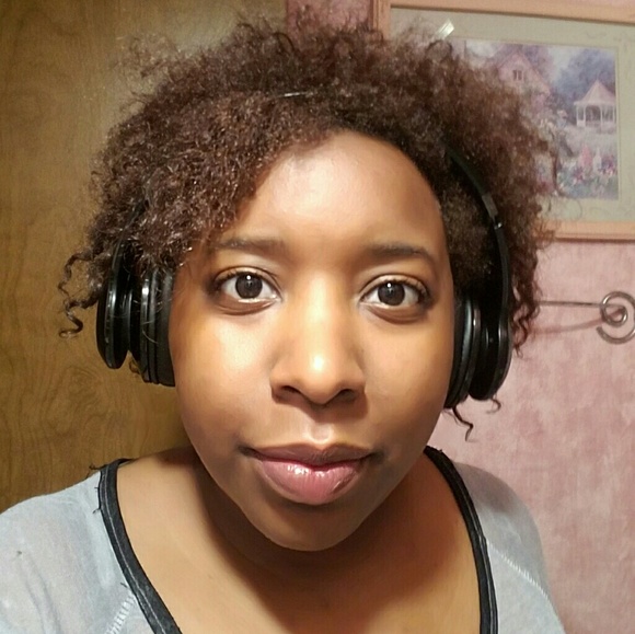 Profile Picture of Danielle Dawson (@bronte1992) on Poshmark