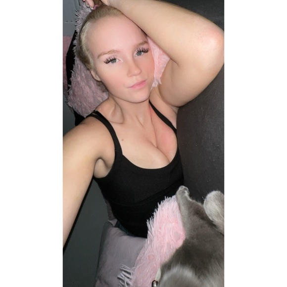 Profile Picture of Justina Loken (@justinaloken) on Poshmark