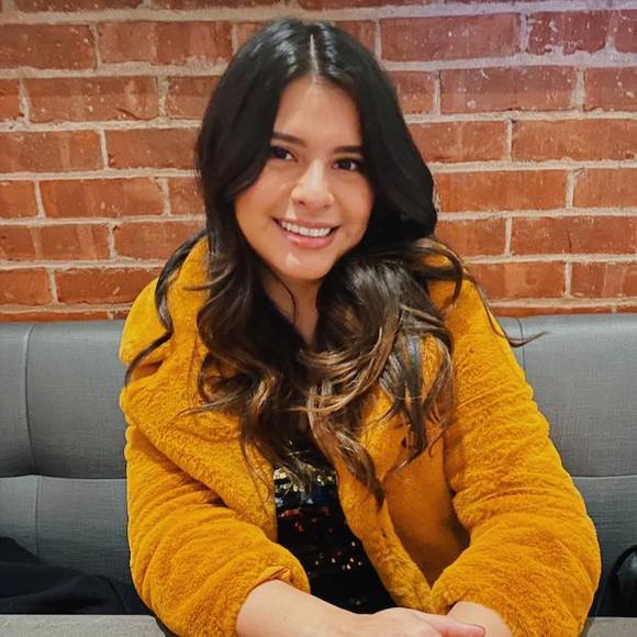 Profile Picture of Daniela Nieves (@danielaaan) on Poshmark