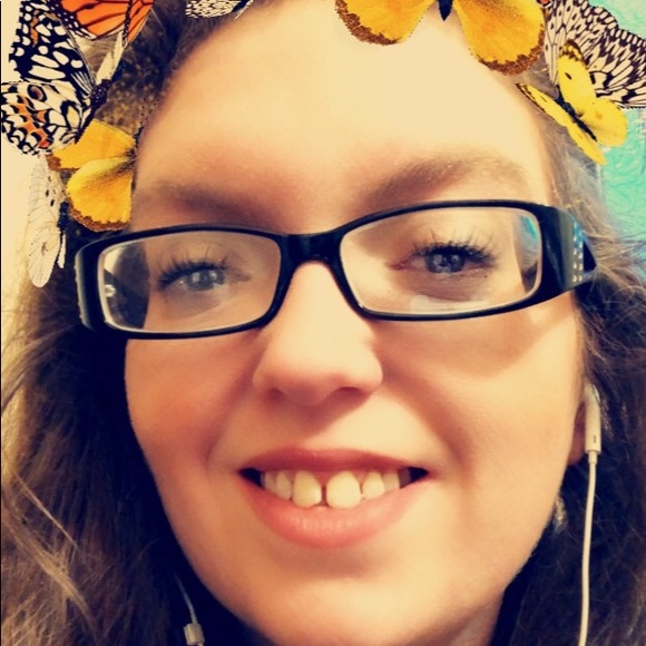 Profile Picture of Stephanie Cates (@stephicates) on Poshmark