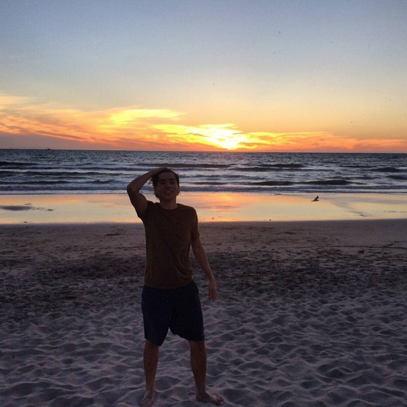 Profile Picture of Oscar isaac Flores panduro (@dimeoscar) on Poshmark