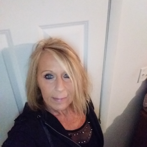 Profile Picture of Sharon Bevis (@sharbevis) on Poshmark