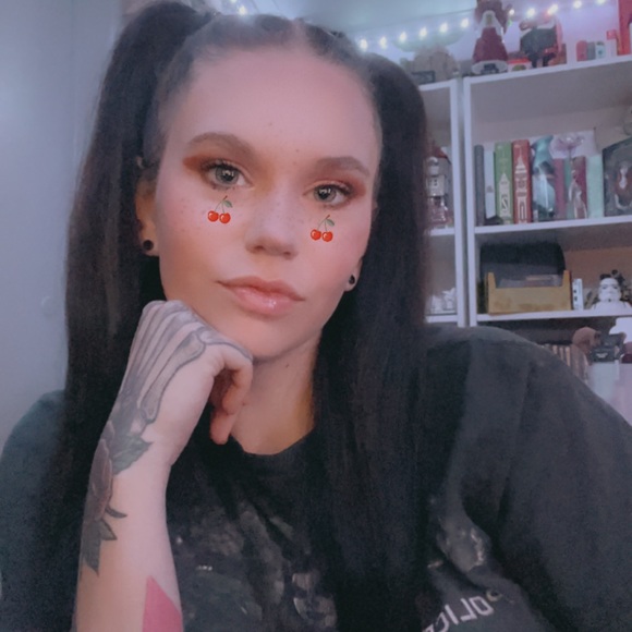 Profile Picture of Lexi Henry (@lexihenry853) on Poshmark