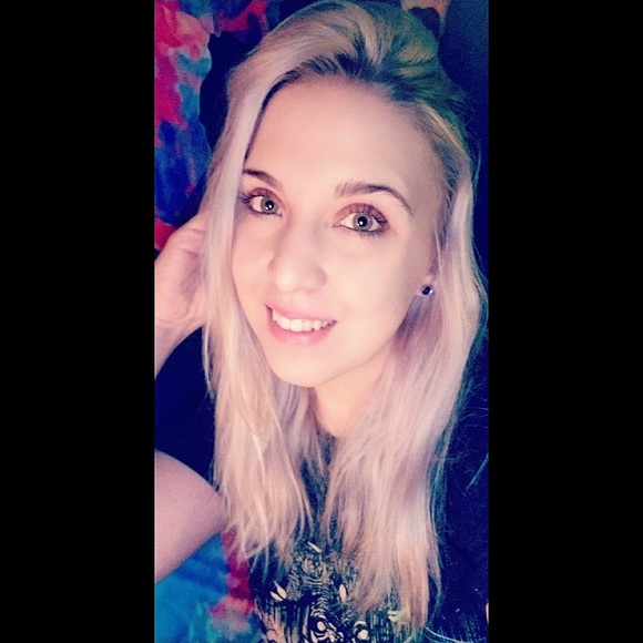 Profile Picture of Jamie Green (@jamiemarie918) on Poshmark