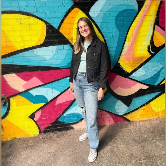 Profile Picture of Amanda Schroeder (@anschro) on Poshmark