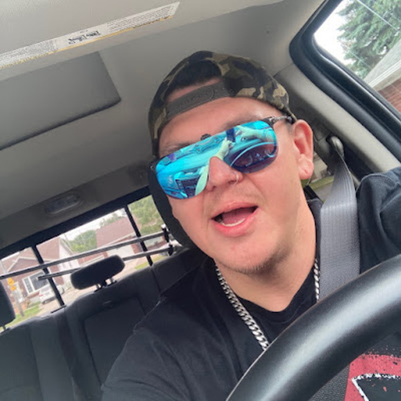 Profile Picture of Tyler Derouin (@derouin9935) on Poshmark